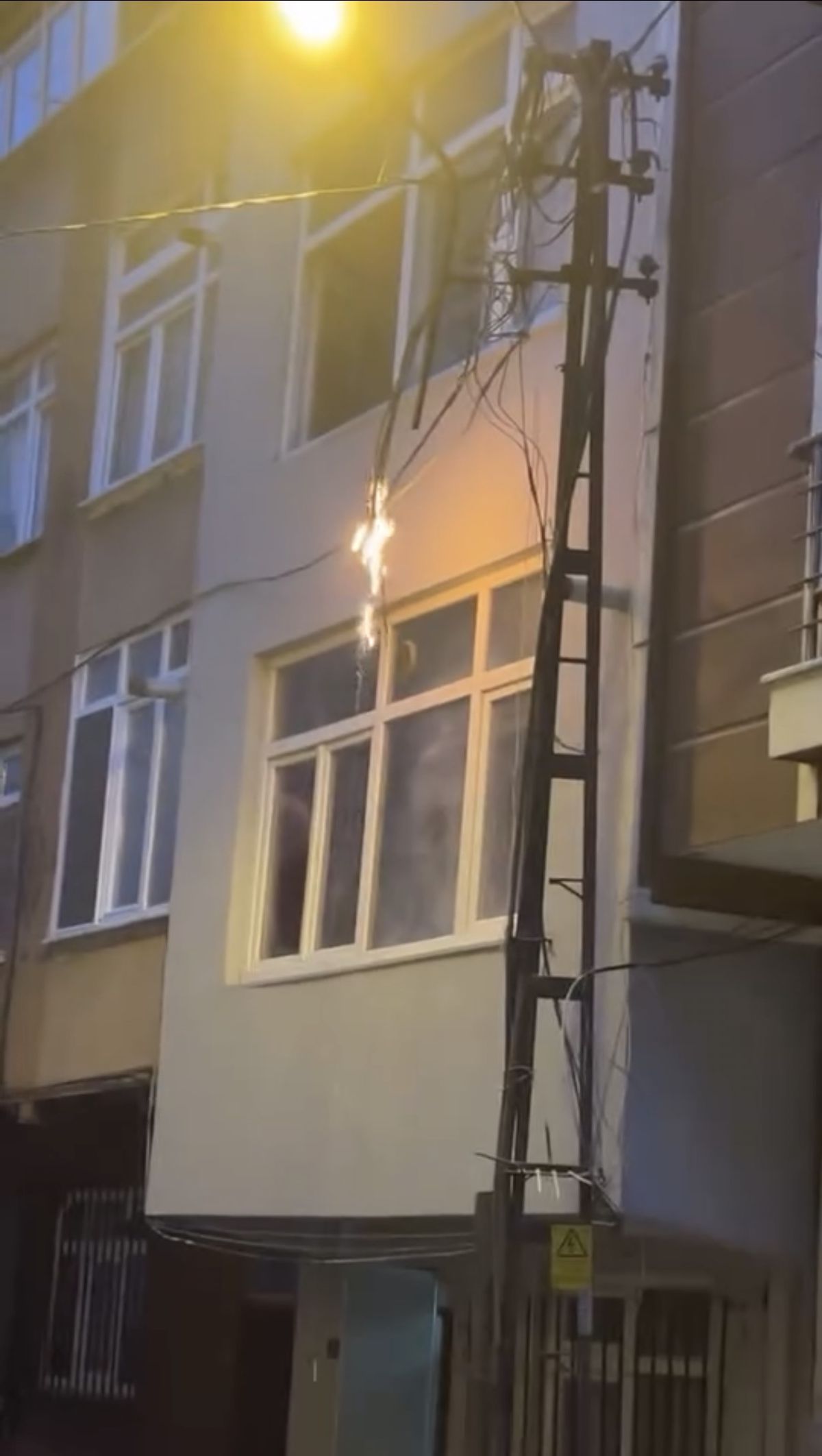 Şişli'de elektrik direğindeki patlamalar kamerada