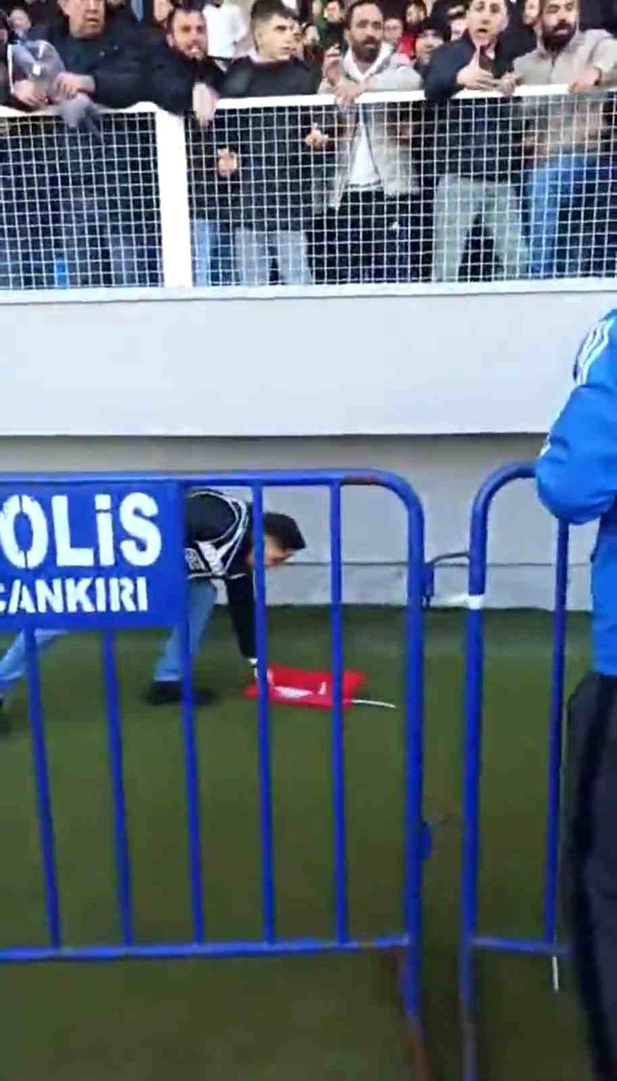 Türk polisinin bayrak sevdası: Tartışma sırasında düşen bayrağı kaldırdı