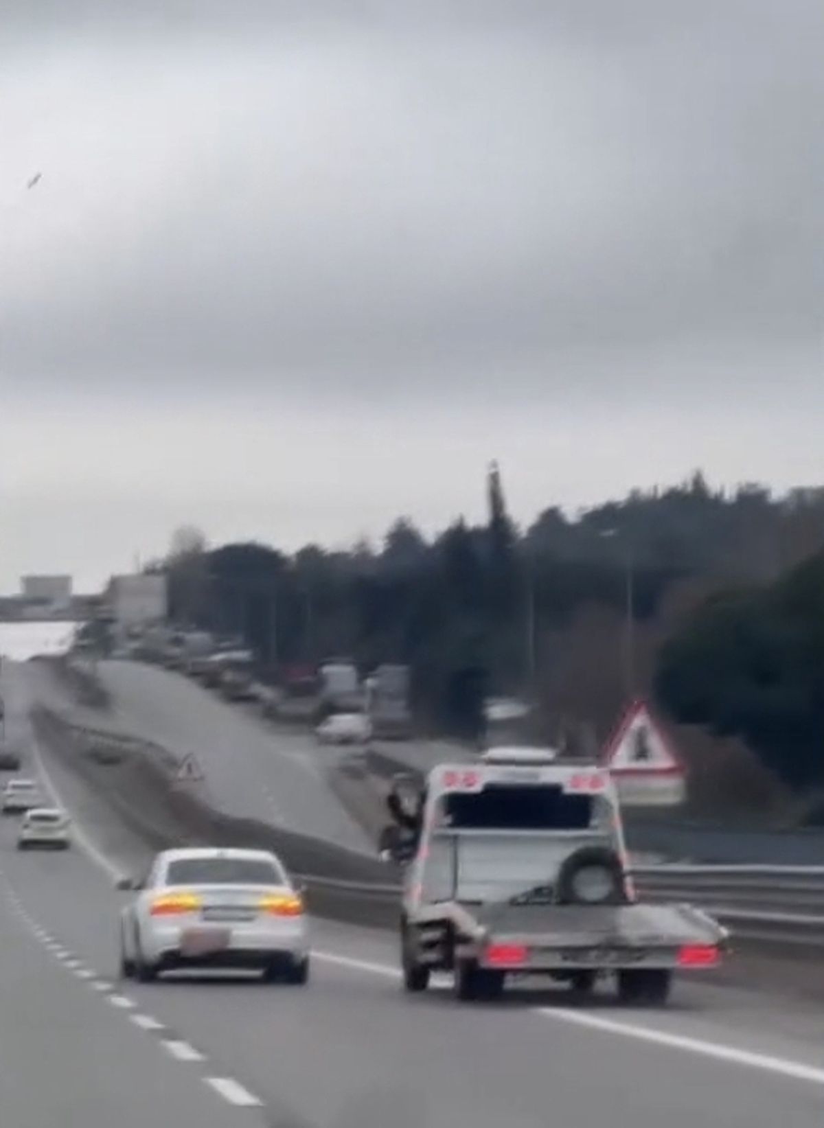 Tuzla'da sıkıştırdığı otomobile çarptı; sürücüyü darbeden çekici şoförü yakalandı