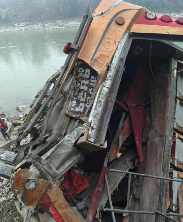 The passenger bus fell into the river! They struggled to retrieve the lifeless bodies