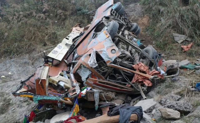 The passenger bus fell into the river! They struggled to retrieve the lifeless bodies