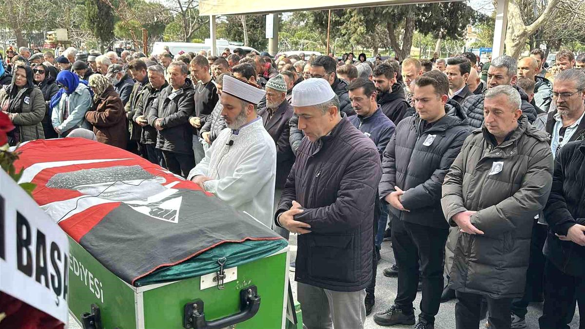 Bulgaristan'da trafik kazasında hayatını kaybeden Çanakkaleli genç son yolculuğuna uğurlandı