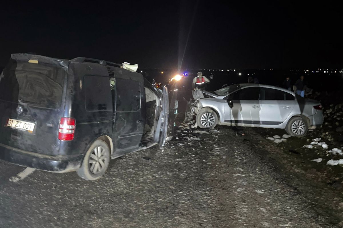 Diyarbakır’da iki otomobil çarpıştı: 5 ölü, 2 yaralı