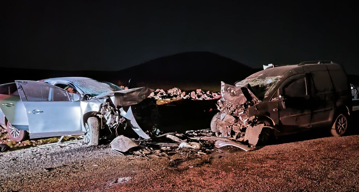 Diyarbakır'da otomobil ile hafif ticari araç kafa kafaya çarpıştı: 5 ölü, 2 yaralı