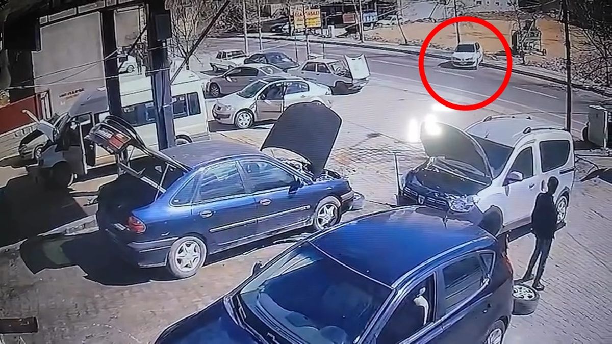 Mardin'de El Freni Çekilmeyen Otomobil Kaldırıma Çıktı