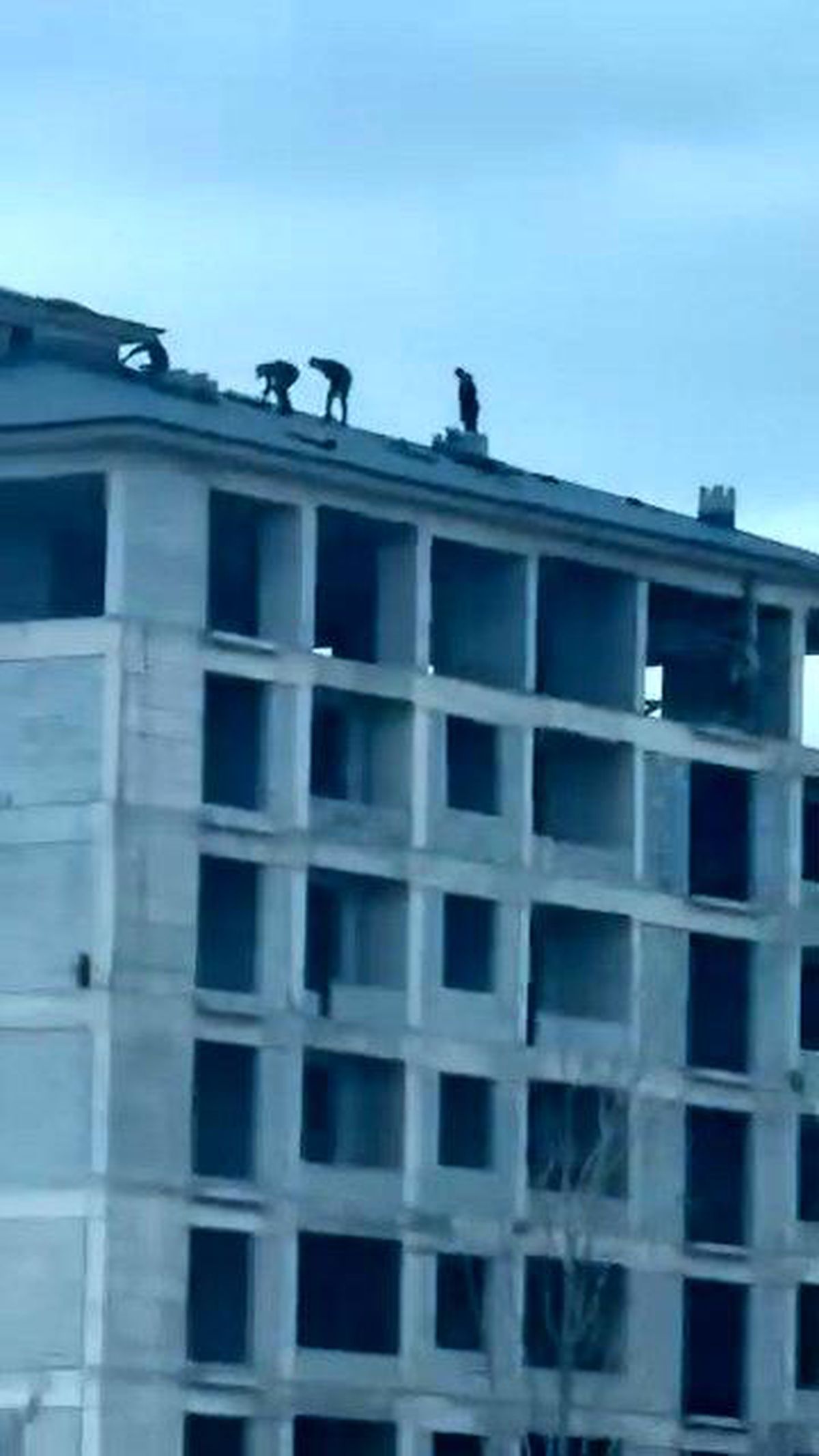 Elazığ'da inşaat işçilerinin tehlikeli çalışması kameraya yansıdı