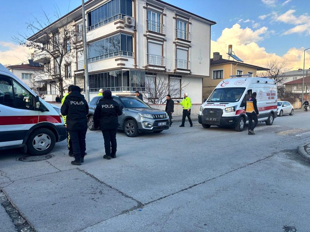 Erzincan'da iki otomobil çarpıştı: 2'i çocuk 3 kişi yaralandı