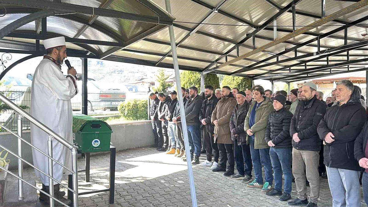 Eşi tarafından vurularak öldürülen kadın son yolculuğuna uğurlandı