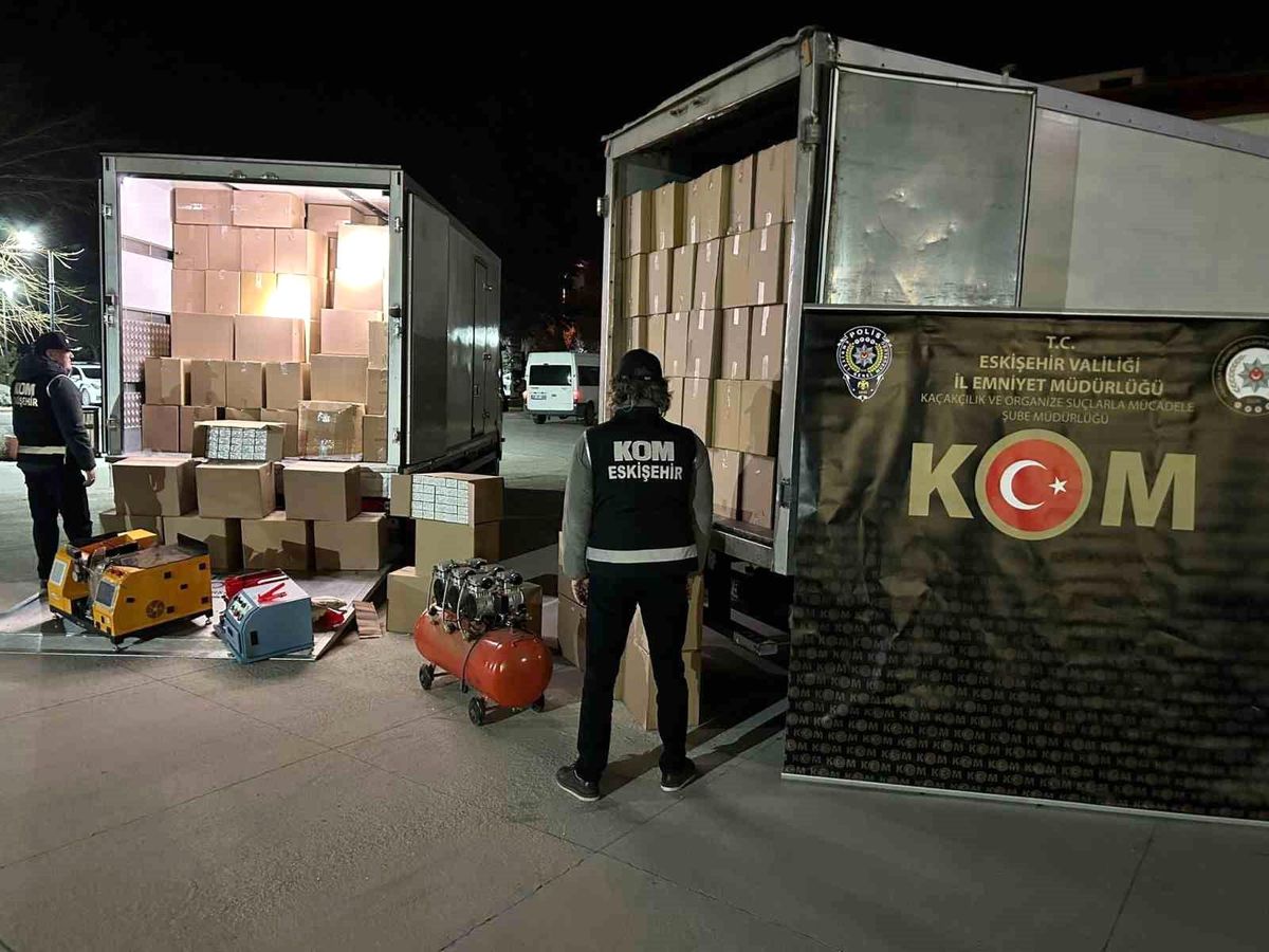 Eskişehir'de 5 milyon 800 bin makaron ve kilolarca kaçak tütün ele geçirildi