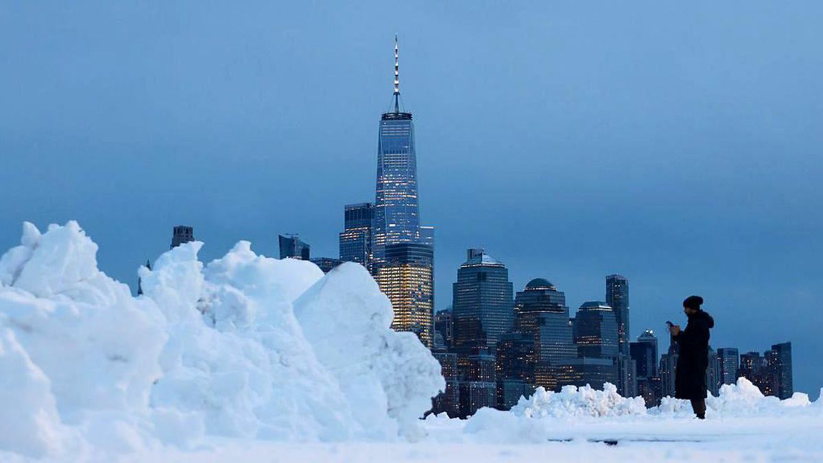 New York'ta rekor kar: Beş binden fazla uçuş iptal edildi