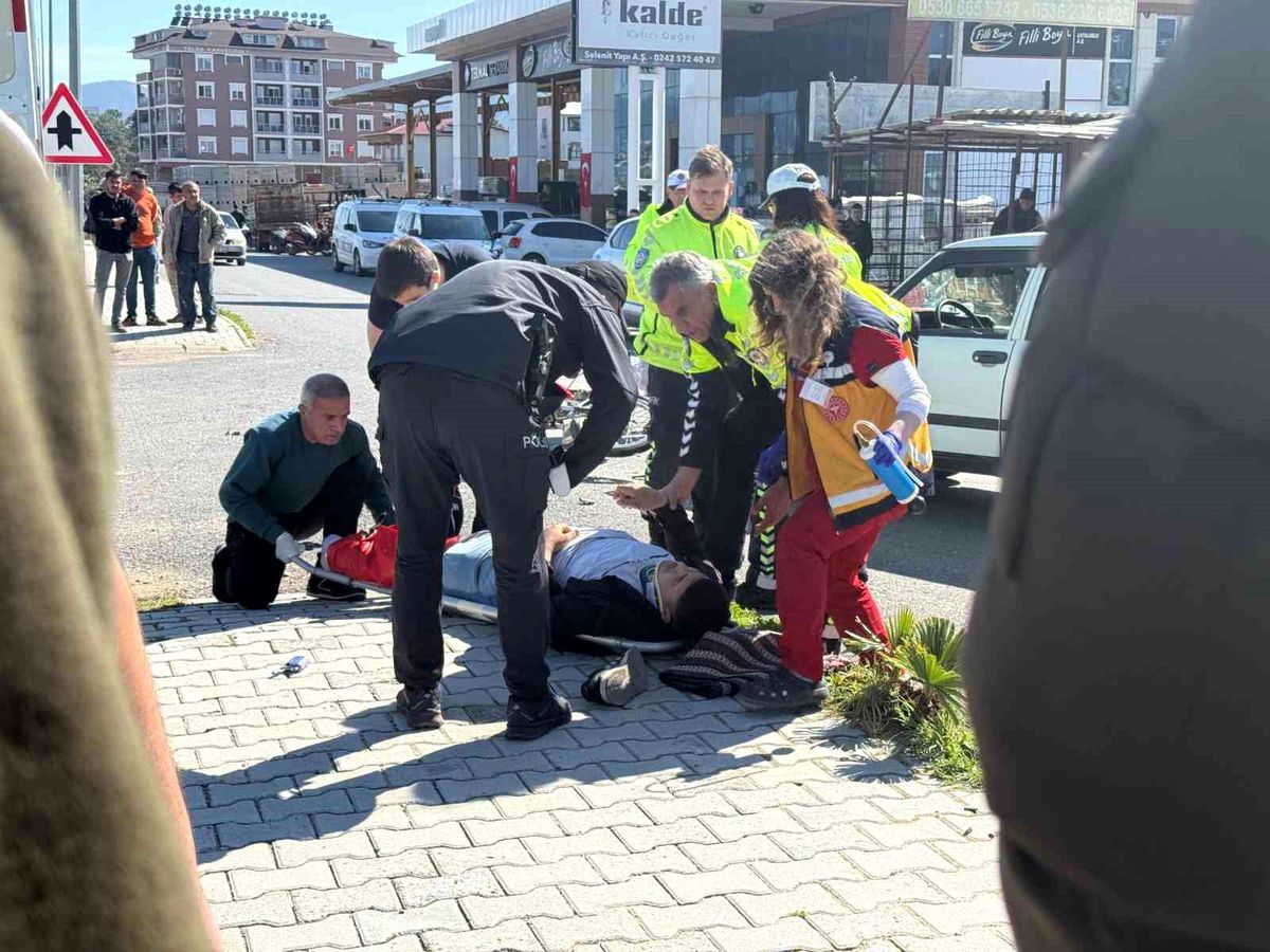 Gazipaşa'da otomobil ile motosiklet çarpıştı: 1 yaralı