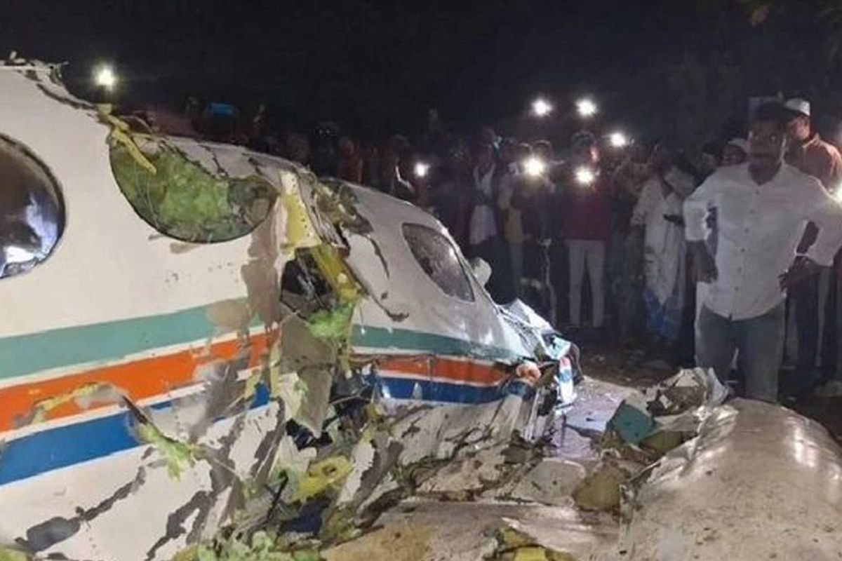 Hindistan'da ambulans uçak düştü! Kurtulan yok