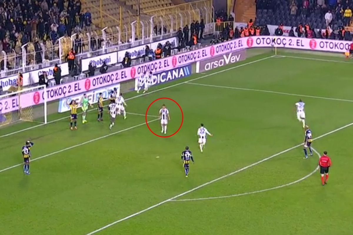 İrfan Can Kahveci'den maça damga vuran hareket