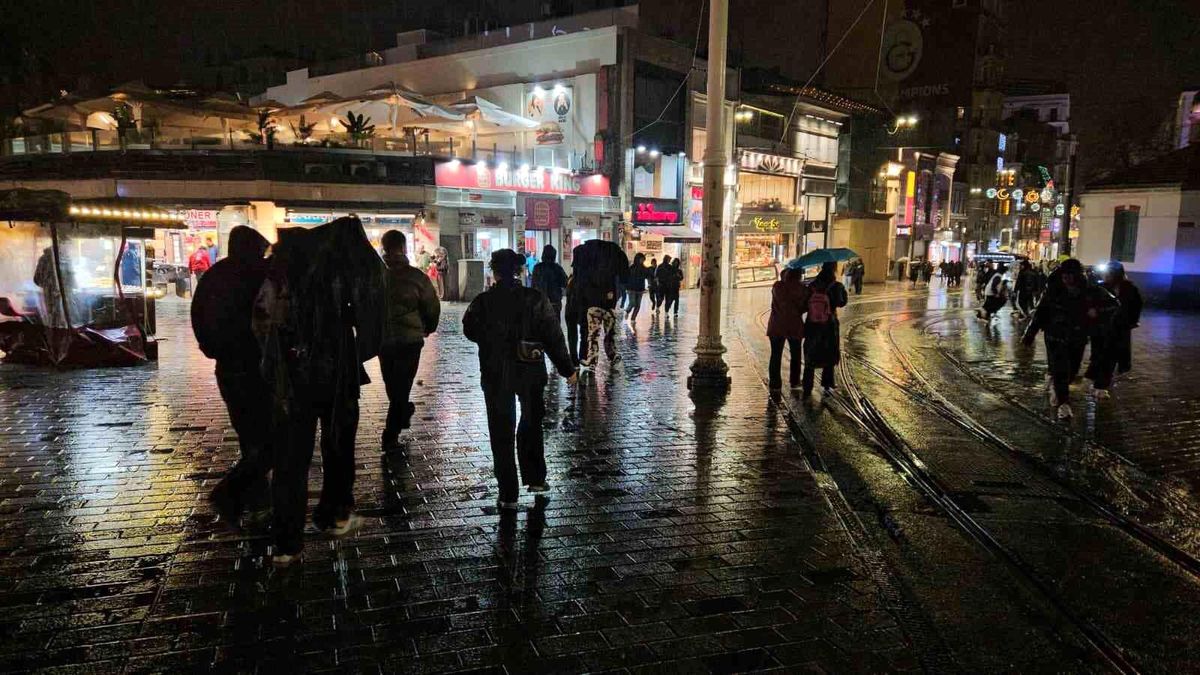 İstanbul'da sağanak yağış etkili oluyor