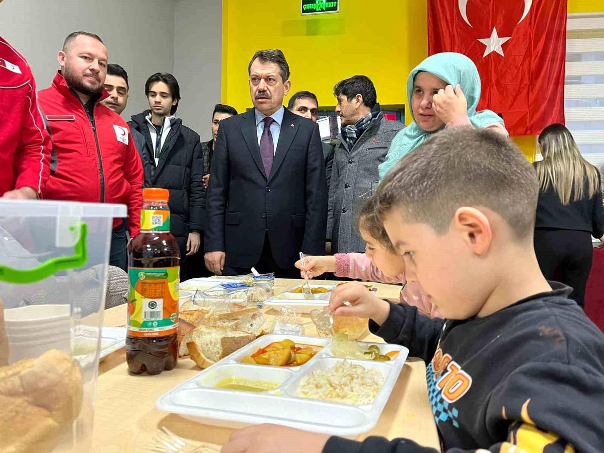 İzmir'de örnek proje: Yükümlüler her gün 2 bin kişiye iftar hazırlıyor