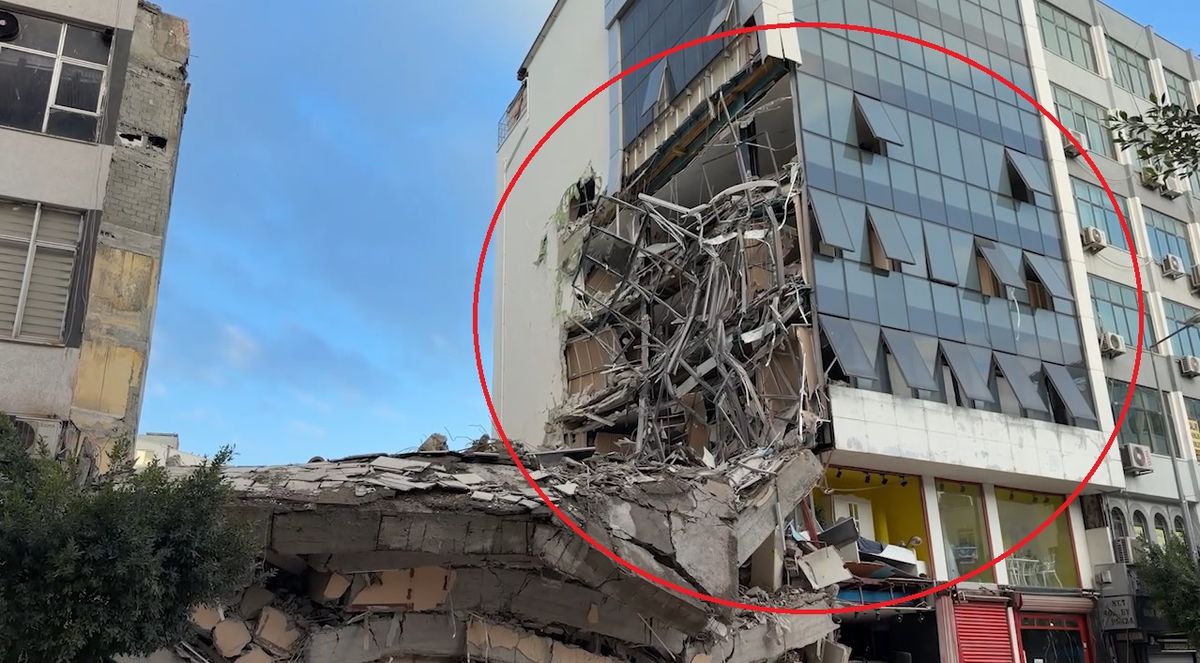 Kaldırımda yürüyen anne ile kızı, çöken binadan savrulan beton parçalarından kaçarak kurtuldu