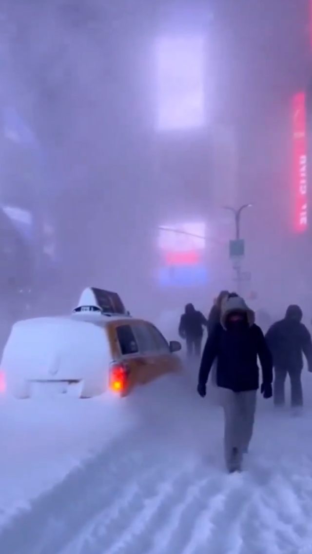 Images from New York where the snow depth reached 49 centimeters resembled scenes from disaster movies