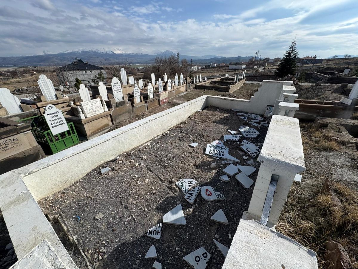 Kayseri'de aile mezarlığına zarar verildi