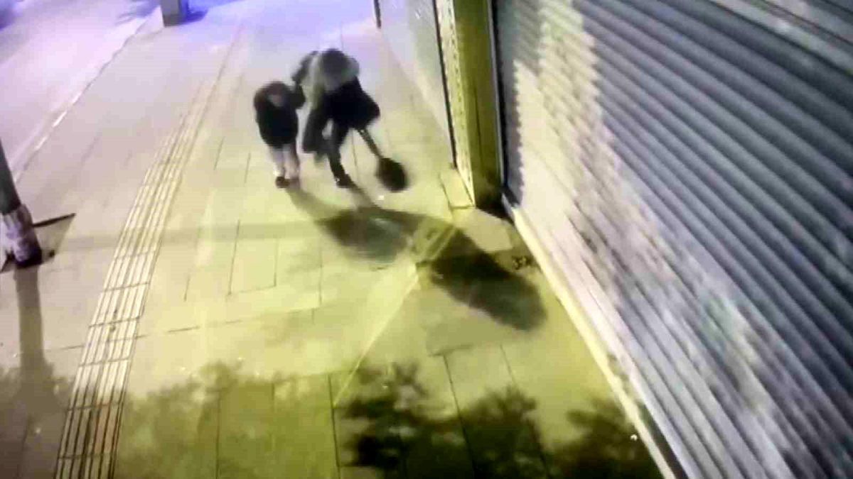 Kontrollü yıkımda çöken binadan koşarak kurtulan anne ve kızın kaçış anları kameraya yansıdı