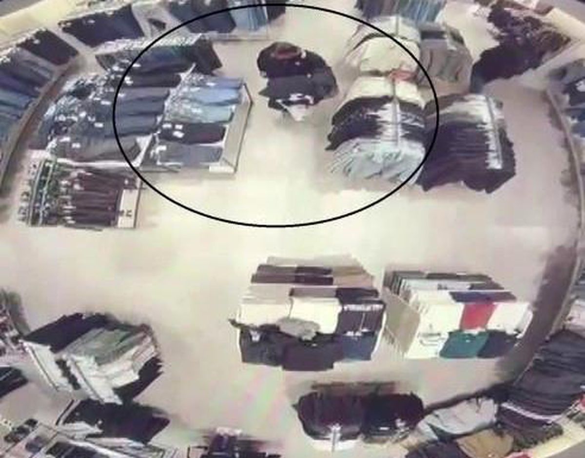 Mağazada alışveriş yaparcasına rahat davranan 118 suç kaydı bulunan şahıs, kabinde alarmları sökerken yaka...