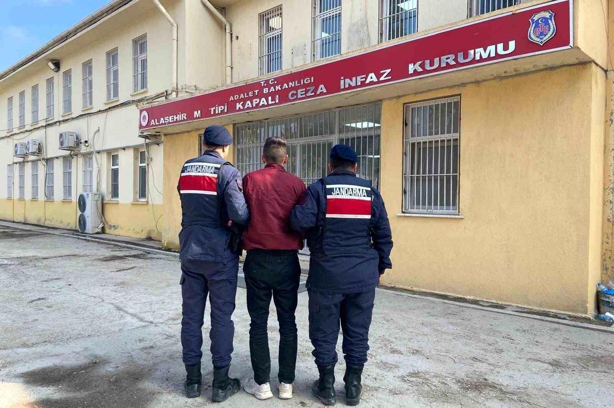 Manisa'da 2 firari hükümlü kıskıvrak yakalandı