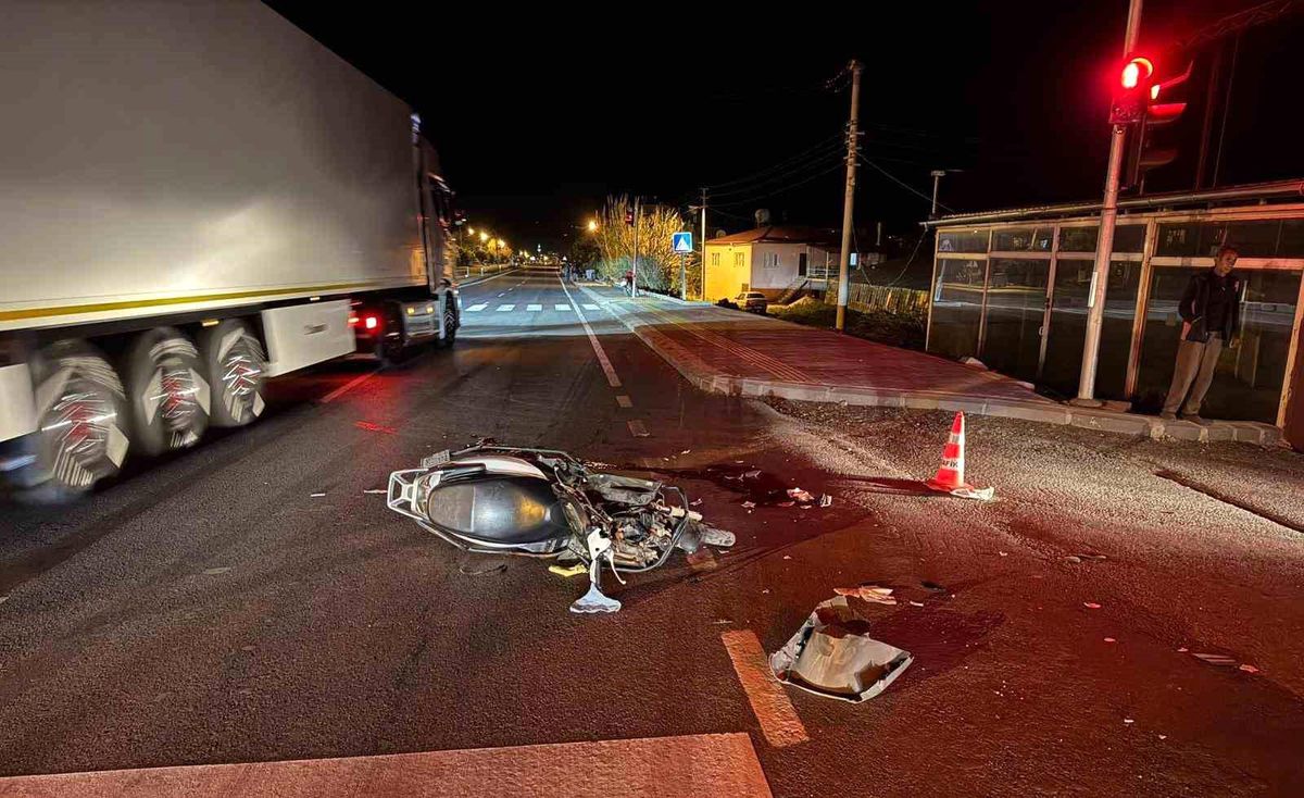 Mersin'de kamyonet ile motosiklet çarpıştı: 1 ölü