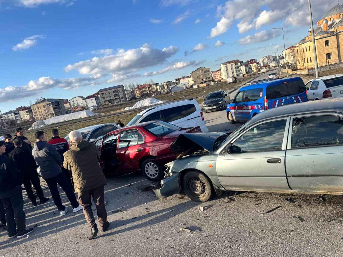Muş'ta zincirleme kaza: 4 araç birbirine girdi