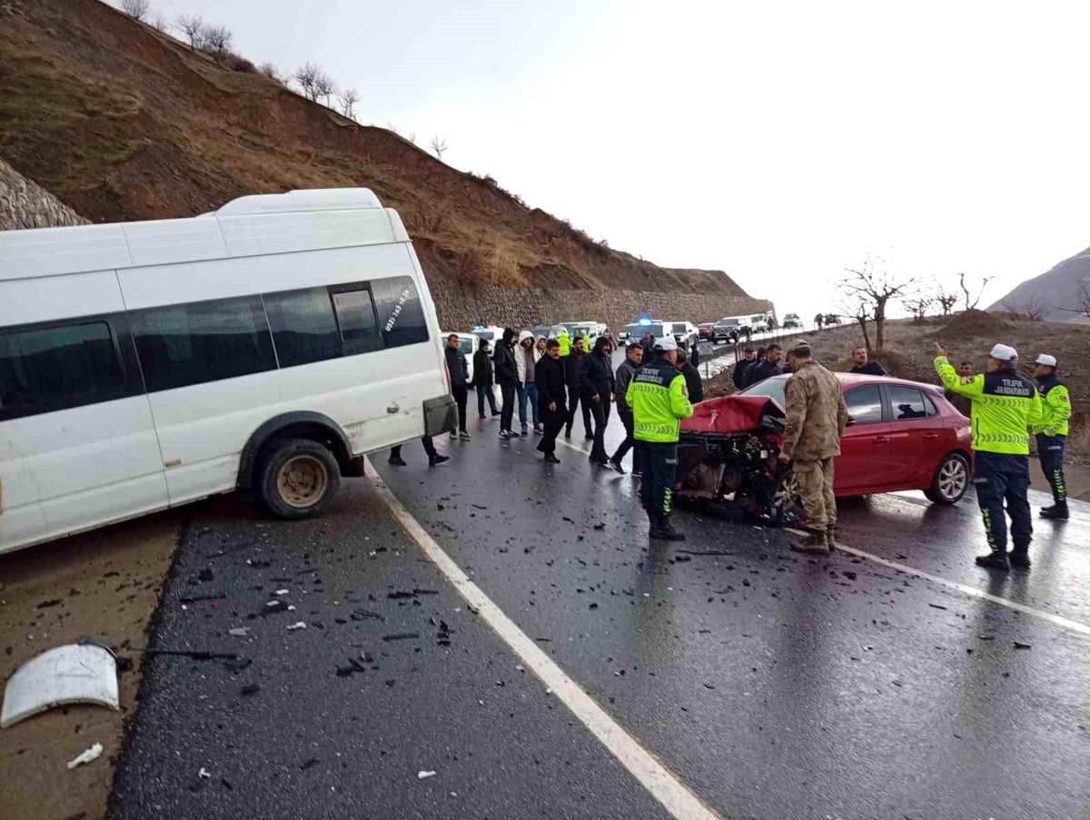 Siirt'te öğrenci servisi ile otomobil çarpıştı: 12 yaralı