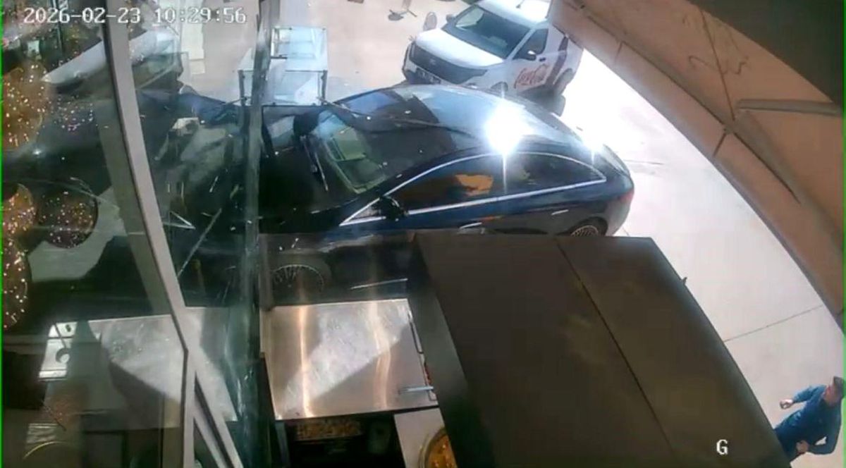 Sürücüsünün kontrolünü kaybettiği otomobilin pastaneye girdiği an kameraya yansıdı