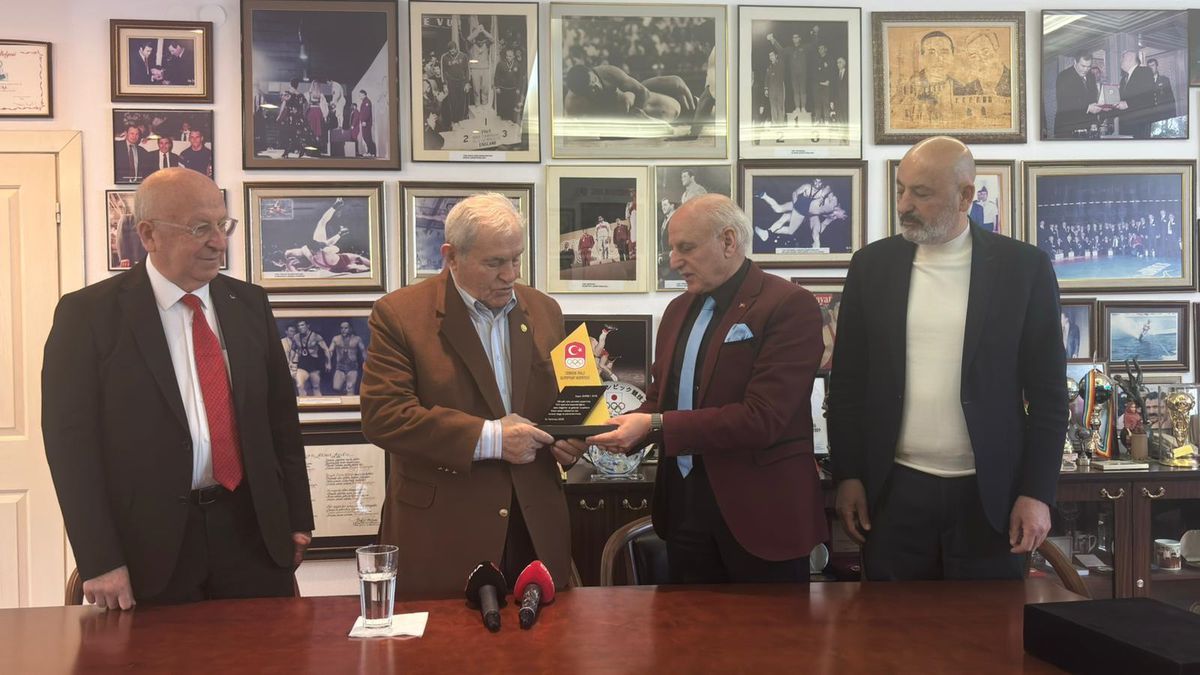 TMOK Anma ve Onurlandırma Komisyonu'ndan güreşin efsanesi Ahmet Ayık'a onur ödülü