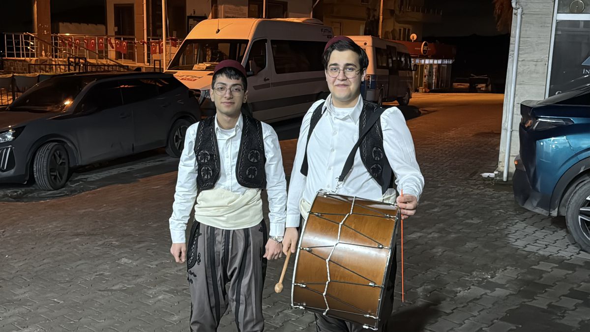 Yalova'da şalvar ve kuşak giyen öğrenciler, davul çalarak sahur geleneğini yaşatıyor