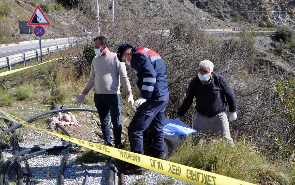 Antalya'da Şarampolde Kadın Cesedi Bulundu