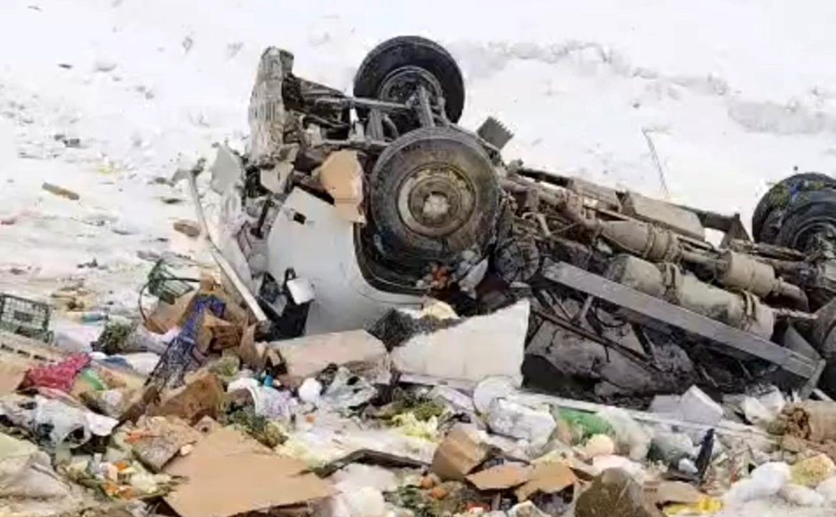 Yüksekova'da kamyonet şarampole yuvarlandı: 1 kişi yaralandı