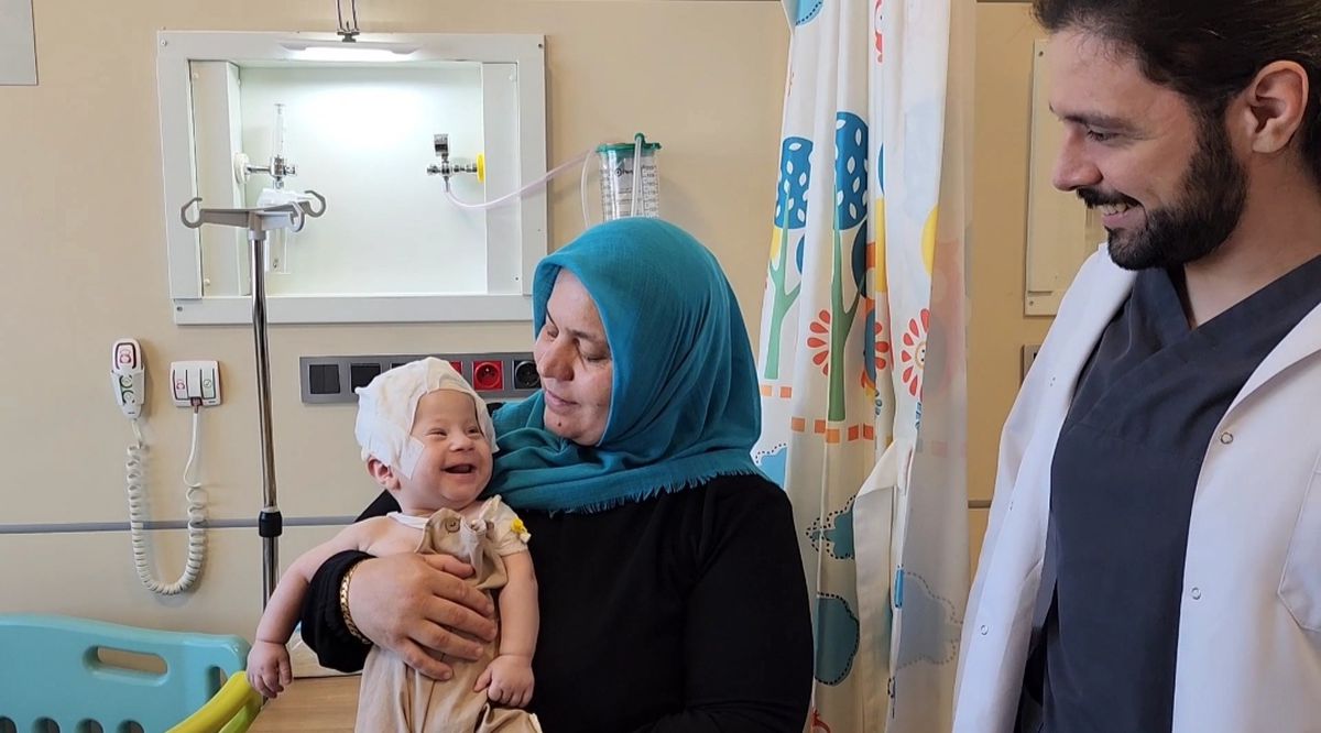 5 aylık Ömer'in erken kaynayan kafatası 3 saatlik ameliyatla düzeltildi