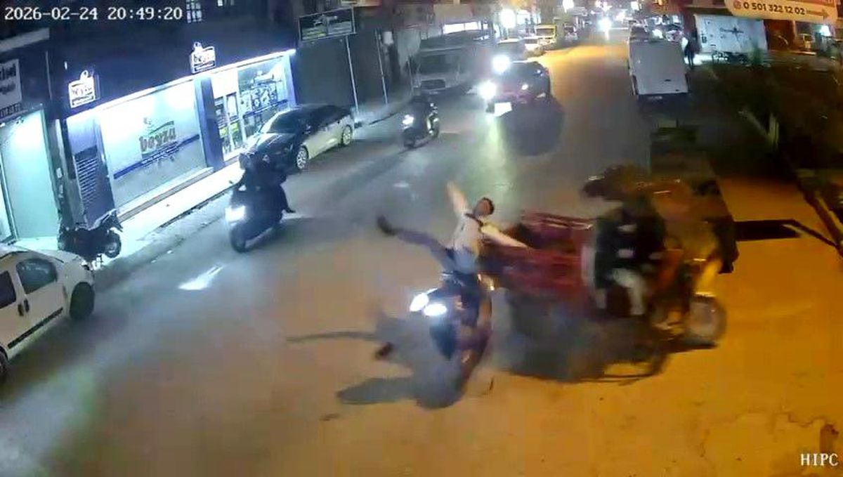Adana'da 2 motosiklet çarpıştı... Kaza anı kamerada