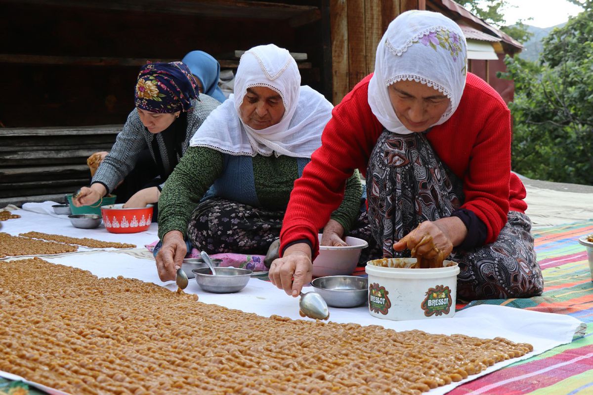 Bu tatlı sadece bir mahallede var! Yazın bin bir zahmetle yapılıyor, kışın afiyetle yeniyor