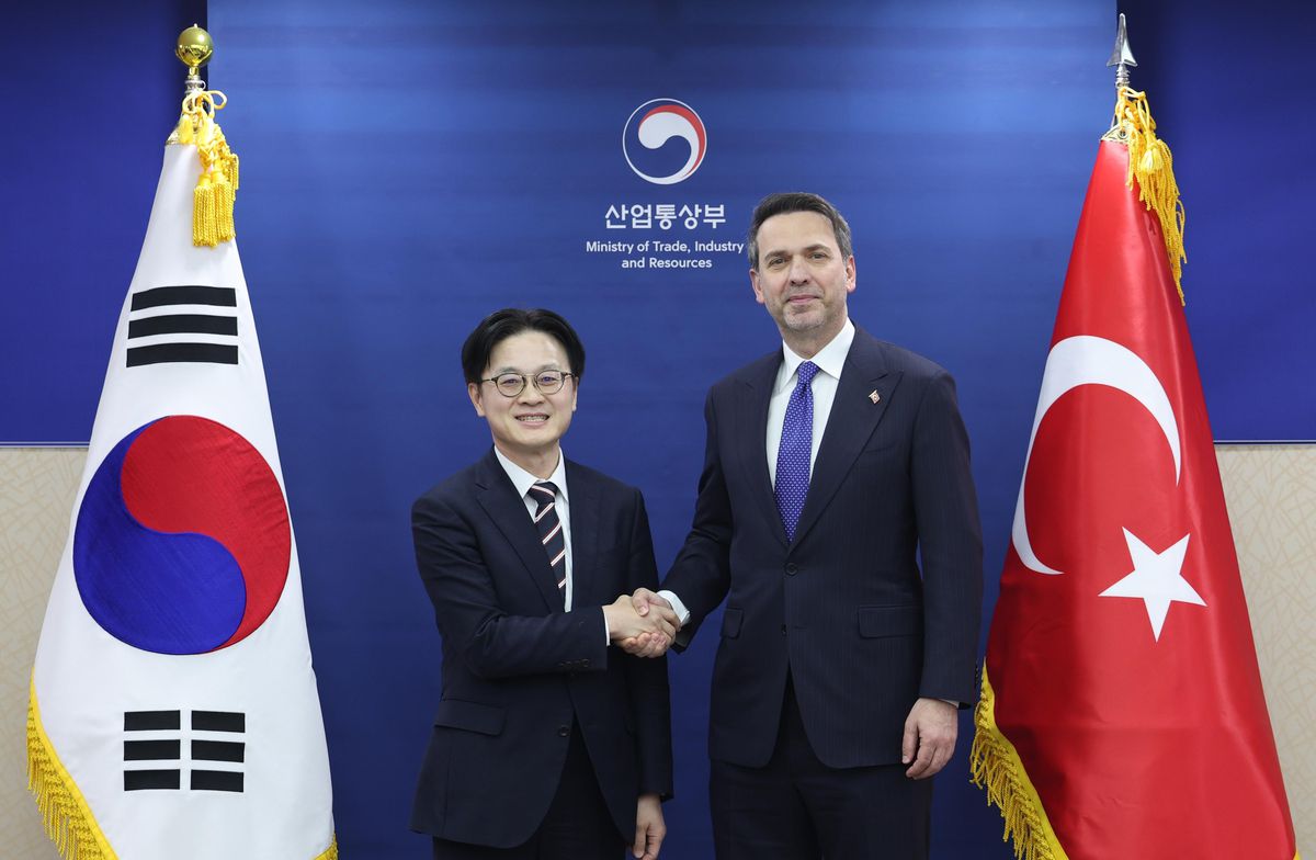 Bakan Bayraktar, Kore Ticaret, Sanayi ve Kaynaklar Bakanı Kim ile görüştü