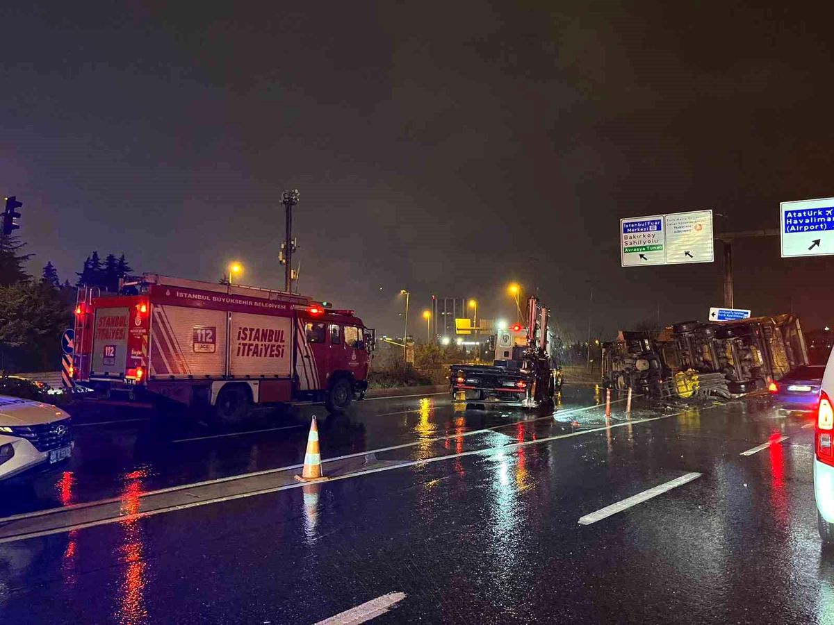 Bakırköy'de hafriyat kamyonu bariyere çarparak devrildi: 2 yaralı