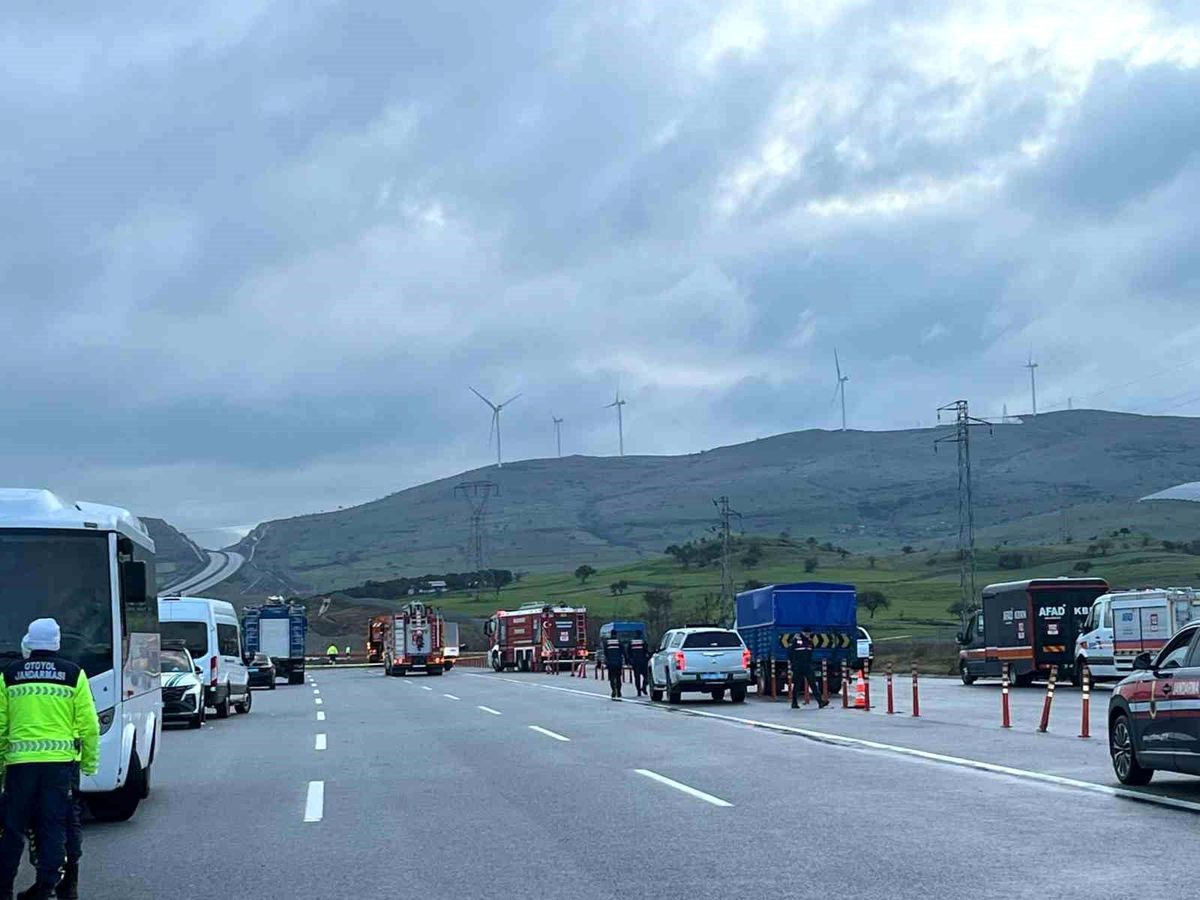 Balıkesir'de F-16 uçağının düştüğü bölgede çalışmalar sabahın ilk ışıklarıyla devam ediyor