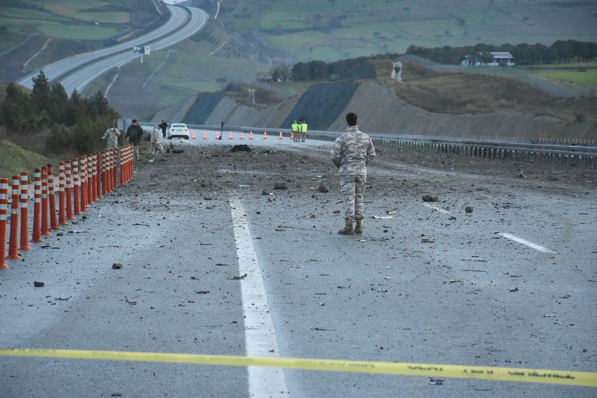 Balıkesir'de kaza kırıma uğrayan F-16 uçağının enkazı kaldırılıyor