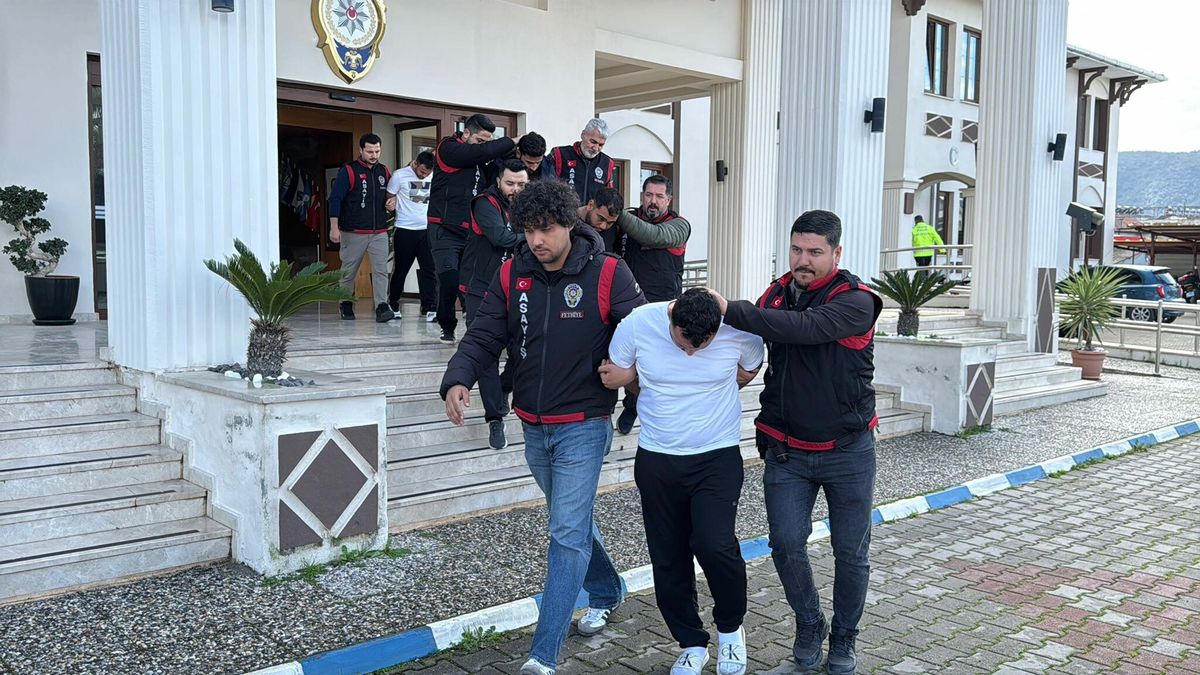Fethiye'de 2 villaya uyuşturucu baskını: 12 gözaltı
