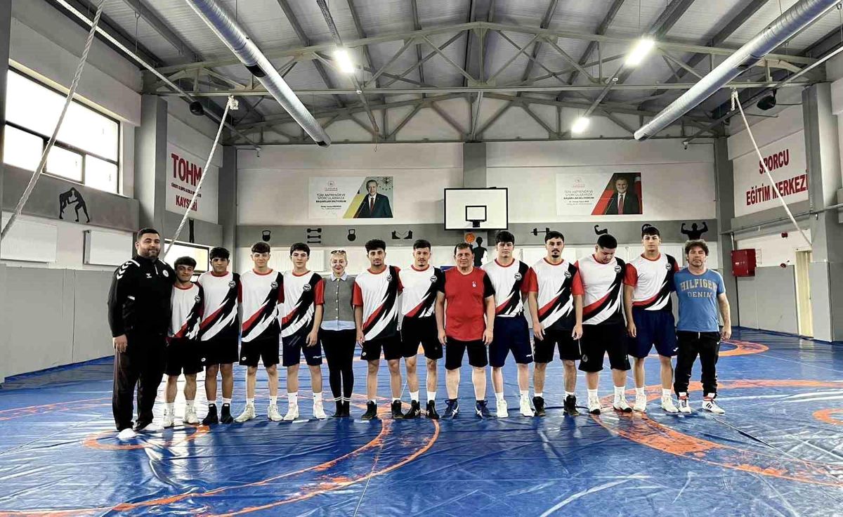 Gençlik ve Spor İl Müdürü Kabakcı güreşçilerle mindere çıktı