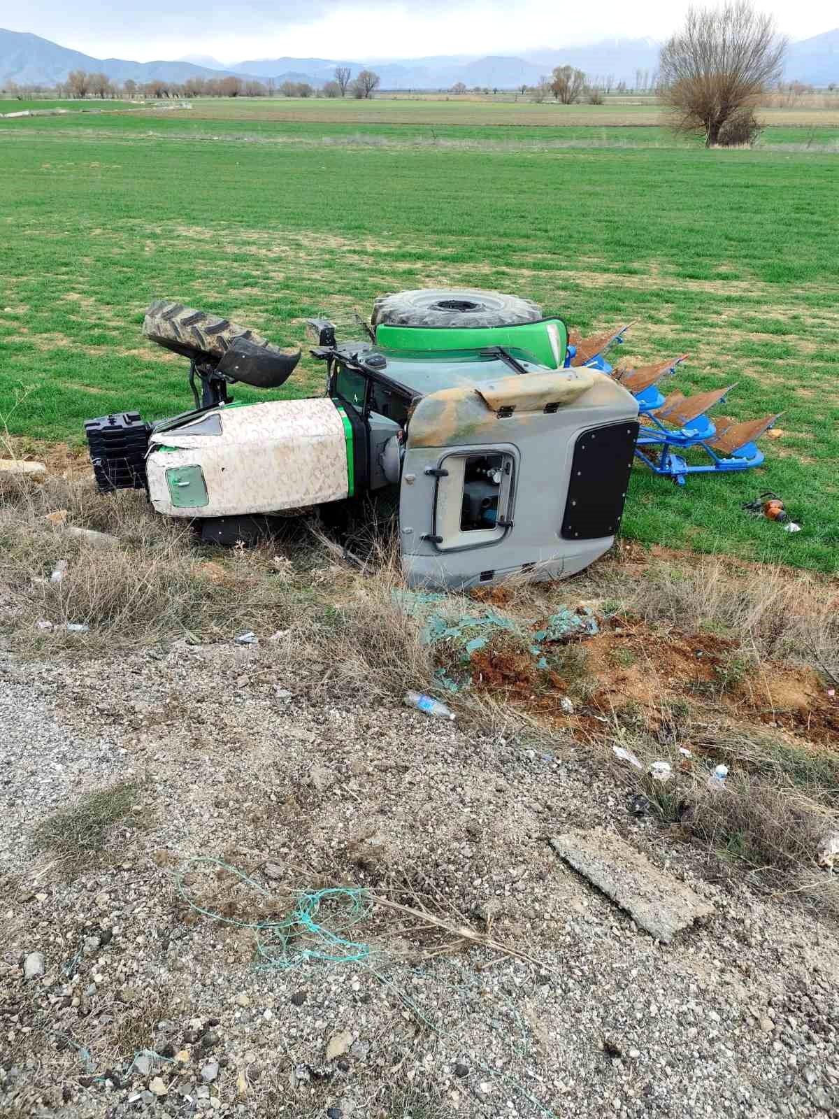 Isparta'da şarampole yuvarlanan traktörün sürücüsü yaralandı
