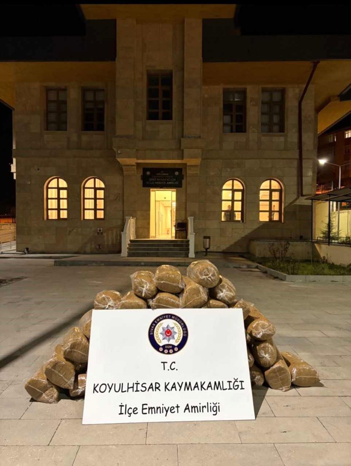 Kaçak tütünleri açıktan taşırken yakalandı