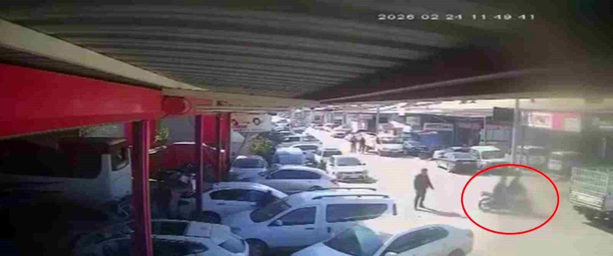 Kazada çarpışan motosiklet sürücülerinin savrulduğu anlar kamerada