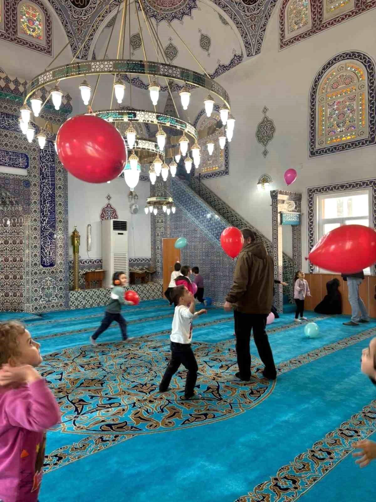 'Maarifin Kalbinde Ramazan' etkinliğinde minikler camiye götürüldü