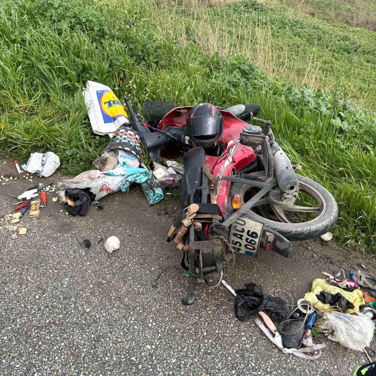 Manisa'da devrilen motosikletin sürücüsü ağır yaralandı
