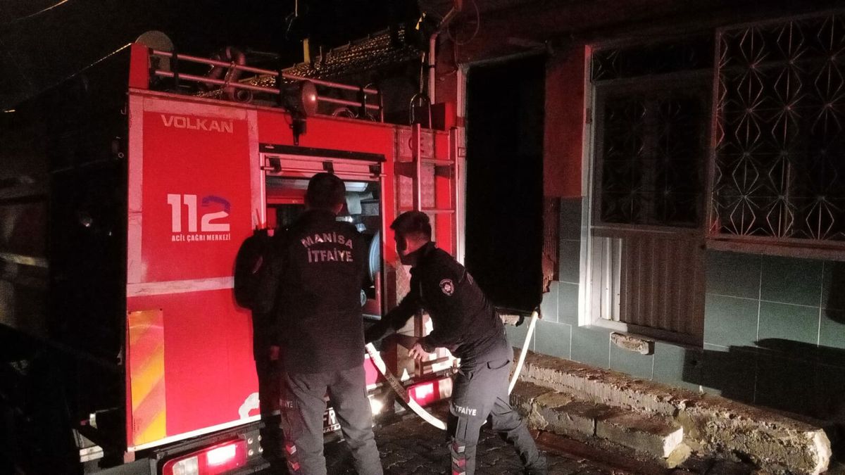 Manisa'da kümeste çıkan yangında 50'nin üzerinde güvercin öldü