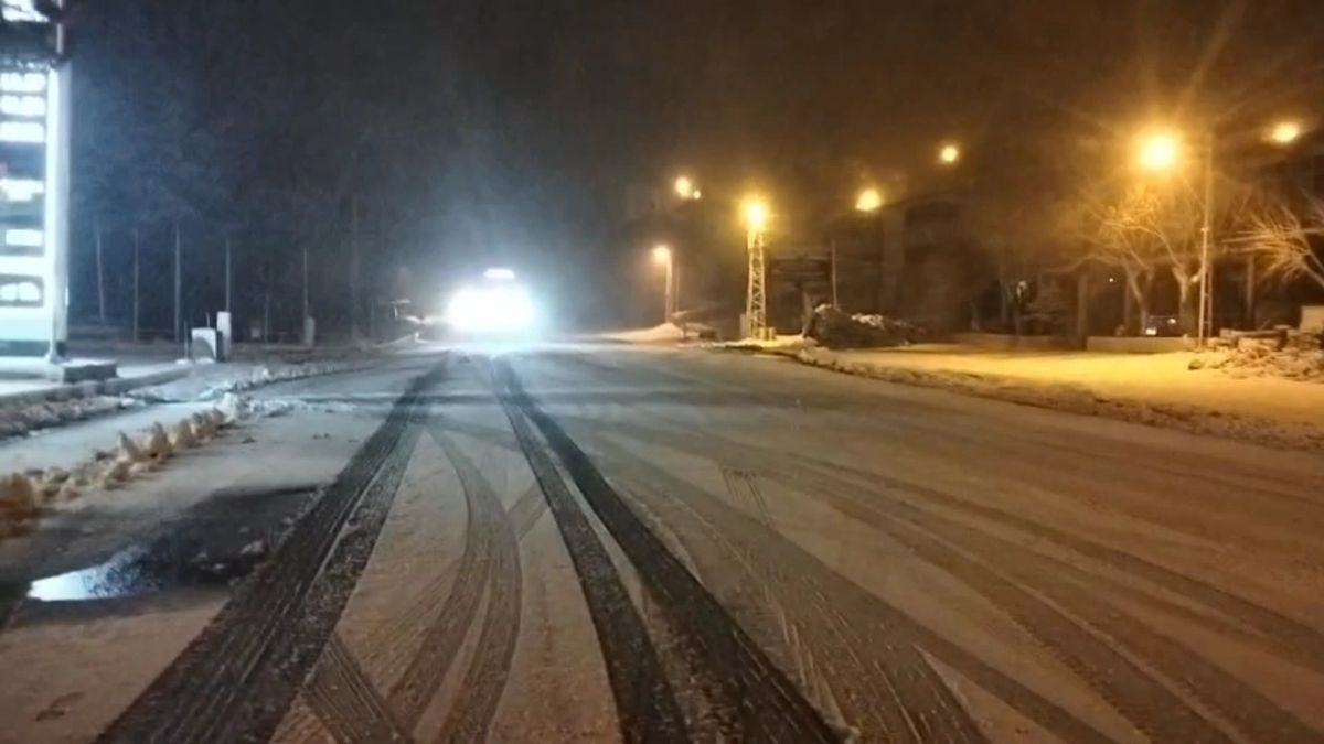 Mersin'in Yüksek Kesimlerinde Kar Yağışı Etkili: TIR ve Kamyon Trafiği Kapatıldı