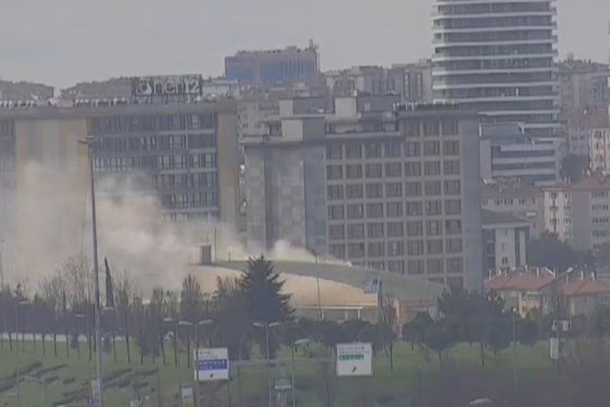 Merter Polisevi'nde çıkan yangın söndürüldü